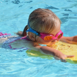 Gleitübung zum schwimmen lernen