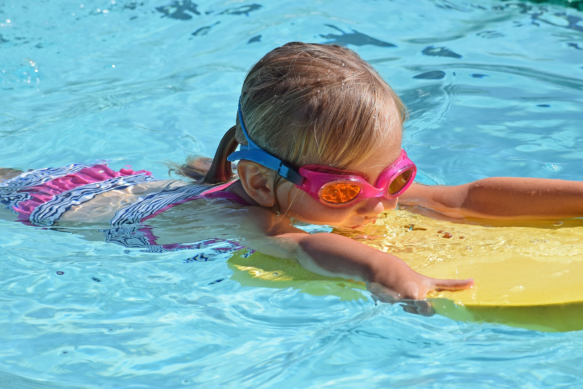 Gleitübung zum schwimmen lernen